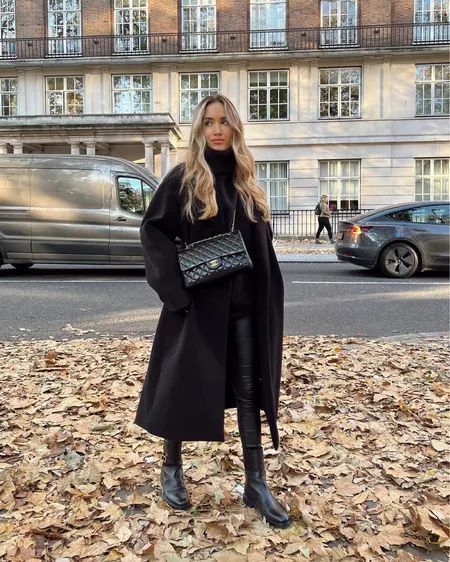 All Black Coat Outfit, Coat Outfit Black, Winter Outfits With Black Coat, Black Knee Boots Outfit Winter, Outfit With Black Coat, Black Coat Winter Outfit, Knee Boots Winter Outfit, Black Knee High Boots Outfit Winter, Black Knee Boots Outfit