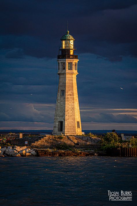 Beach Sculpture, Famous Lighthouses, Lighthouses Photography, Water Towers, Lighthouse Painting, Lighthouse Pictures, Sore Eyes, Beacon Of Light, Light Houses