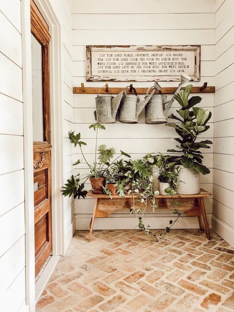 Ingangs Decor, Entryway Decorating, Farmhouse Mudroom, Farmhouse Entry, Farmhouse Entryway, Farmhouse Laundry, Farmhouse Laundry Room, Brick Flooring, Boho Farmhouse