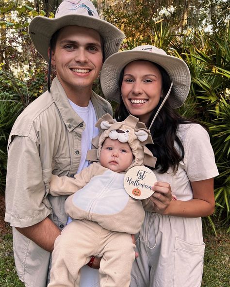 Had so much fun dressing up our baby boy as a lion! We joined the fun as safari people 🌿☺️🌾🍄 Family Lion Costumes, Baby Lion Costume Family, Monkey Family Costume, Lion Family Costume, Safari Family Costume, Safari Halloween Costume Family, Family Of 4 Costume Ideas, Lion Toddler Costume, Lion King Family Costume