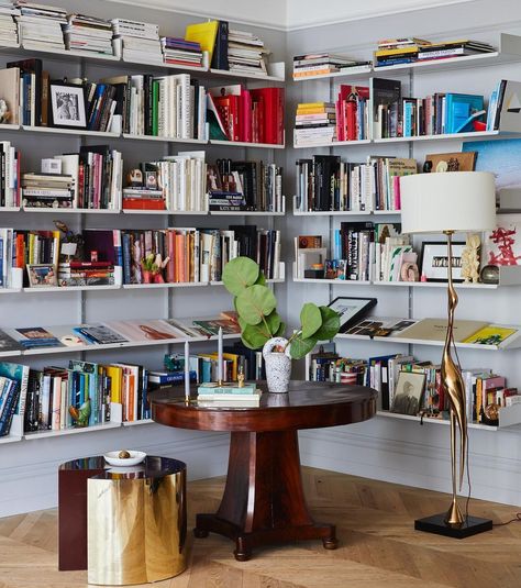 Jenna Lyons on Instagram: “BOOKSHELVES I have 99 problems and bookshelves are definitely one - it’s probably the number 2 or 3 question I get asked on @theexpert -…” Aalto Stool, Soho Apartment, Jenna Lyons, Cool Bookshelves, Heirloom Furniture, Alvar Aalto, Desk Set, Bedroom Collection, Architectural Digest