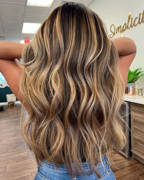 Honey Blonde Balayage On Dark Hair, Tmavý Blond, Medium Balayage Hair, Dark Blonde Hair Color Ideas, Dark Blonde Balayage, Chunky Blonde Highlights, Caramel Blonde Hair, Dark Blonde Highlights, Balayage Ideas