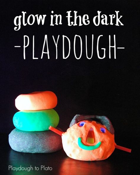 Glow in the Dark Playdough Recipe. This easy to make homemade playdough is so perfect for Halloween! Glow In The Dark Playdough, Halloween Playdoh, Diy Playdough, Playdough To Plato, Halloween Themed Activities, Halloween Class Party, Diy Glow, Summer Science, Sensory Activities Toddlers