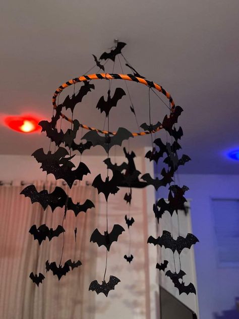 Homemade Halloween Decor, Veselý Halloween, Halloween Classroom Decorations, Halloween Decorations To Make, Bricolage Halloween, Easy Diy Halloween Decorations, Desen Realist, Casa Halloween, Homemade Halloween Decorations