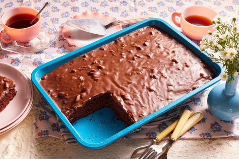 Chocolate Wacky Cake Is a Truly Magical One-Pan Dessertthepioneerwoman Chocolate Wacky Cake, Wacky Cake Recipe, Chocolate Dump Cake, Wacky Cake, Pumpkin Sheet Cake, Rich Cake, Chocolate Sheet Cake, Sheet Cake Recipes, Recipes Sweet