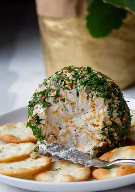 Cheese Ball with Herbs and Spices – Vegetarian Recipes for Mindful Cooking Horseradish Cheese Ball, Cheese Ball With Pecans, Horseradish Cheese, Digestive Herbs, Veggie Sticks, Cheese Spreads, Festive Appetizers, Fall Appetizers, Elegant Appetizers