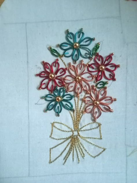 Zardozi French Knot Design, Zardosi Lazy Daisy Stitch Design, Zardosi Embroidery Motif Simple, Zardosi Embroidery Motif, Zardozi Embroidery Designs, Zardosi Design, Aari Work Designs Pattern Hand Embroidery, Aari Stitches, Illustration Poses