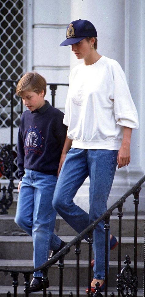 Putri Diana, Princess Diana Fashion, Princess Diana Family, Princes Diana, Diana Fashion, Outfit Formulas, Lady Diana Spencer, Minimal Outfit, Diana Spencer