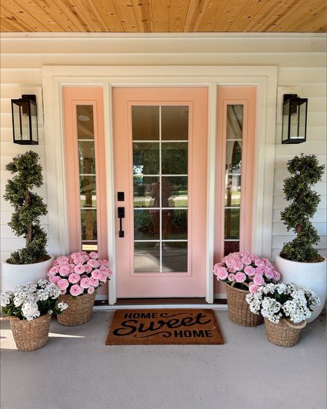 Flower Planting, Pink Front Door, Spring Porch Decor, Outdoor Renovation, Summer Front Porches, Planting Ideas, Summer Porch, Easter Bunny Crafts, Porte Decorate