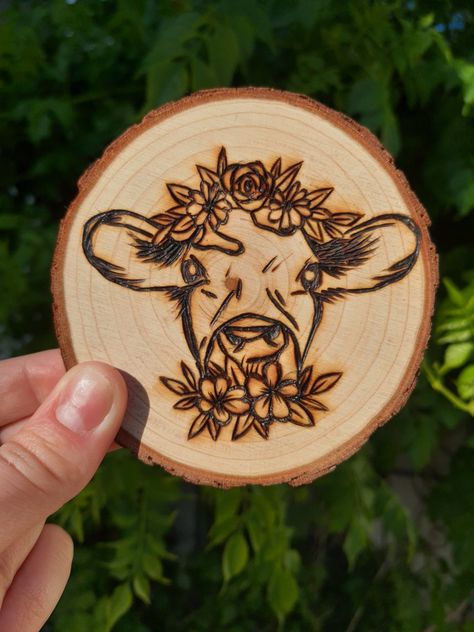 Simple Small Wood Projects, Wood Burning Birthday Gift Ideas, Wood Burning Simple Designs, Easy Wood Engraving Ideas, Wood Burning Flower Designs, Wood Burning Ideas Flowers, Burn Art Woodburning, Western Woodburning Ideas, Wood Burning Fishing Ideas