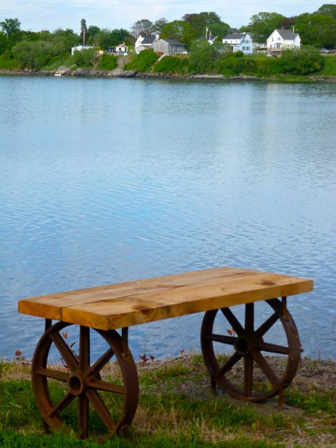 Bench made out pulley wheels Wagon Wheel Bench, Wagon Wheel Decor, Landscaping Decor, Metal Wagon, Wood Furniture Plans, Timber Table, Wheel Decor, Backyard Greenhouse, Metal Yard Art