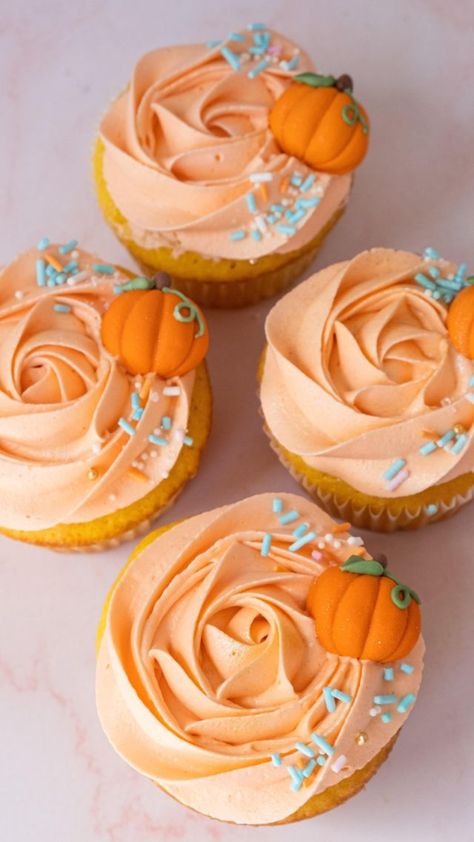 September Cupcakes Ideas, Pumpkin Bday Party Ideas, Pumpkin Design Cupcakes, Simple Fall Cupcakes, Pumpkin Theme Desserts, Little Pumpkin Baby Shower Cupcakes, Pumpkin Themed Cupcakes, Little Pumpkin Cupcakes, Pretty Christmas Desserts