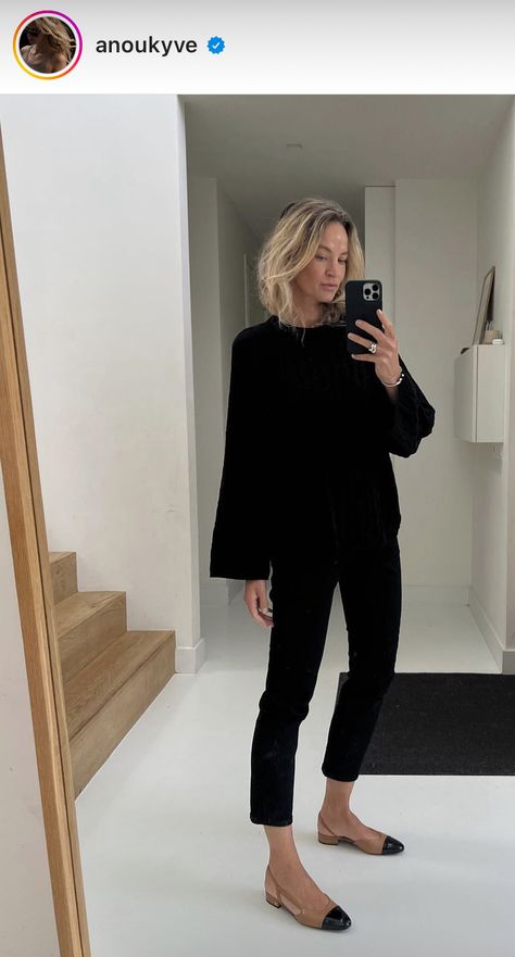 Minimalism Style Outfits, Greenbrier Christmas, Black Brogues Outfit, All Black Work Outfits, Black Pants Outfit For Work, Chanel Slingback Outfit, Architecture Outfit, Minimal Chic Outfit, Black Pants Outfit