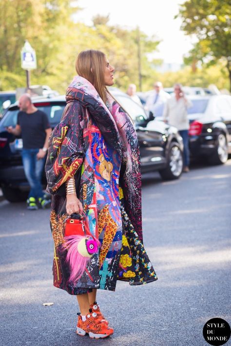 Anna Dello Russo Street Style Street Fashion Streetsnaps by STYLEDUMONDE Street Style Fashion Blog Neo Grunge, Oversize Coat, Colorful Clothing, Anna Dello Russo, Rihanna Style, Paris Fashion Week Street Style, Grunge Look, Street Style Paris, Fashion Week Street Style