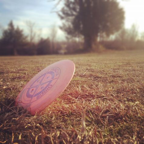 disc golf spike hizer Golfing Aesthetic, Acoustic Guitar Photography, Andi Mack, Imagine John Lennon, Iphone Wallpaper Landscape, Frisbee Golf, Guitar Photography, Basketball Photography, Ultimate Frisbee