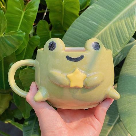 Pottery Ideas Animals, Mugs Out Of Clay, Cute Pinch Pot Ideas Ceramics, Clay Pinch Pot Ideas Animals, Cup Clay Art, Animal Clay Pots, Ceramic Ideas Cute, Frog Pinch Pot, Ceramic Cute Ideas