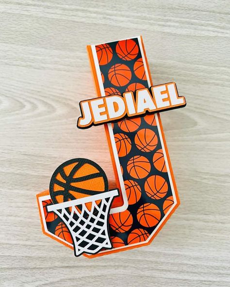 Basketball Arts And Crafts, Diy Basketball Gifts, Sports Day Decoration, Sports Centerpieces, Sports Theme Classroom, Diy Cake Topper Birthday, Candy Gift Baskets, Spiderman Gifts, Basketball Birthday Parties