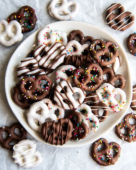 Chocolate Pretzel Ideas, Chocolate Christmas Pretzels, Homemade Chocolate Covered Pretzels, Chocolate Coated Pretzels, Pretzels Chocolate Covered, Christmas Treats Pretzels, Pretzel Chocolate Treats, Pretzel Con Chocolate, Choc Covered Pretzels