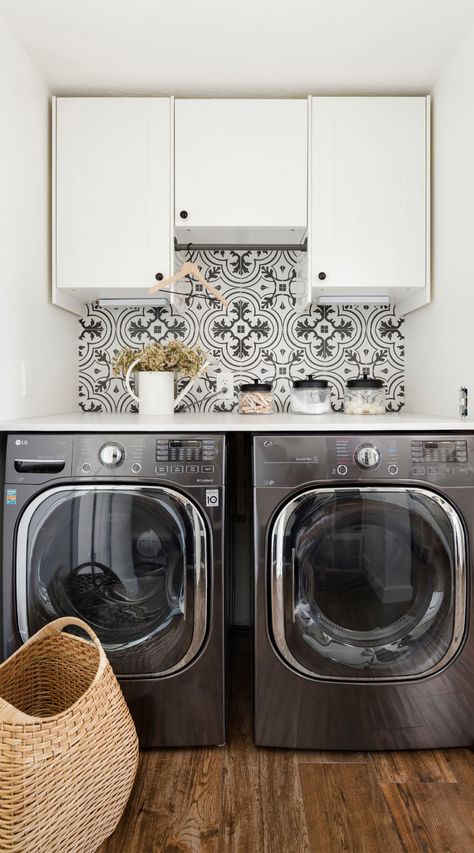 47+ White Laundry Room Cabinets ( WELL- ORGANIZED ) - Laundries Subway Tile Laundry Room, Small Farmhouse Laundry Room, Black Shaker Cabinets, Black And White Backsplash, Farmhouse Laundry Room Ideas, Gray Tile Backsplash, Utility Room Storage, Traditional Laundry Room, Grey Laundry Rooms