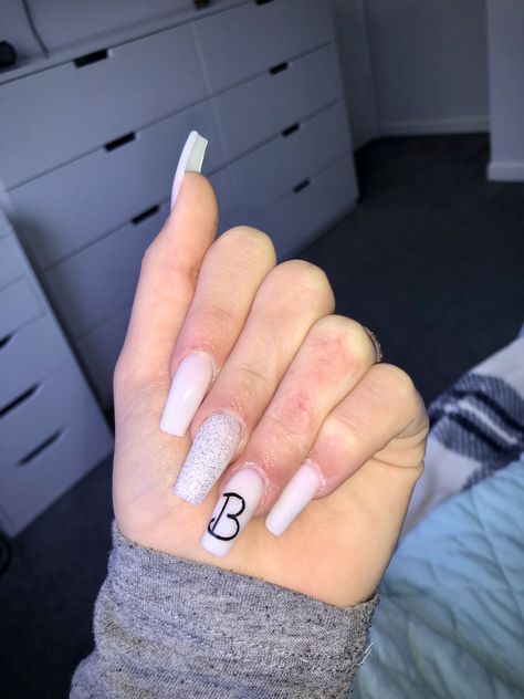 acryilicnails #acrylicnailletters #Boyfriend #initials #initialsonnails #white #whitenails Ongles Beiges, Emerald Nails, Black Acrylic Nails, Red Acrylic Nails, Ombre Acrylic Nails, White Acrylic Nails, Unique Acrylic Nails, Long Square Acrylic Nails, Nagel Inspo