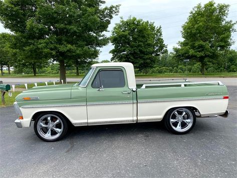 Vintage Ford Truck Aesthetic, Old Ford Trucks For Sale, 70s Ford Truck, Ford F-250, Cute Trucks, Old Ford Trucks F100, Old Trucks Vintage, Green Ford Truck, 1970 Ford F100