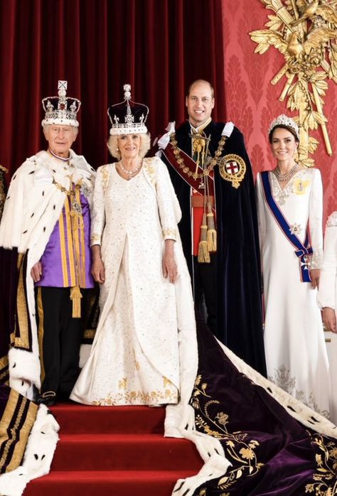 Royal Family Portrait, Royal Family Pictures, English Royal Family, Royal Family England, Elisabeth Ii, British Royal Families, Catherine Elizabeth Middleton, Royal Family News, Royal Life