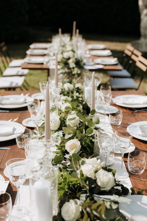 Rustic greenery wedding | La Gardenia Long Wedding Table Decorations, Wedding Dinner Table Setting, Rustic Greenery Wedding, Farm Table Wedding, Gardenia Wedding, Greenery Runner, Classic Wedding Flowers, Wedding Table Garland, Pastel Wedding Theme