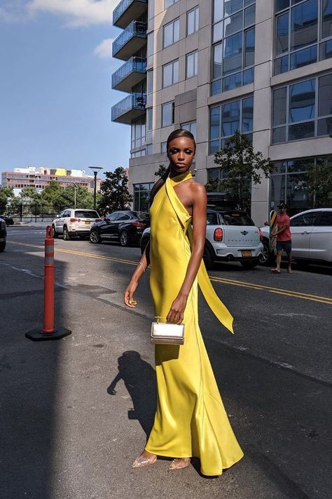 satin fashion trend: Leomie Anderson wearing a yellow halter neck Galvan gown Wedding Guest Outfit Ideas, Easy Wedding, Satin Fashion, Wedding Guest Style, Cooler Look, Wedding Guest Outfit Summer, Mode Inspo, Yellow Fashion, Guest Outfit