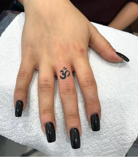 Om Finger Tattoos For Women, Om Finger Tattoos, Small Buddha Tattoo, Tattoos For Teens, Om Symbol Tattoo, Adorable Tattoos, Om Tattoo Design, Tattoo Design For Hand, Hand And Finger Tattoos