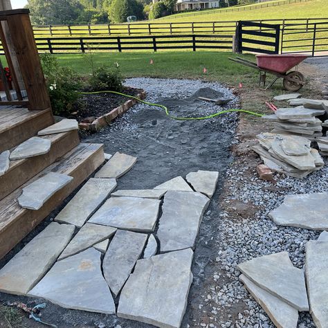 Large Flagstone Walkway, Flagstone Driveway Ideas, Natural Stone Walkway, Diy Flagstone Patio, How To Lay Flagstone, Diy Flagstone, Beautiful Walkways, Slate Walkway, Flagstone Patio Design