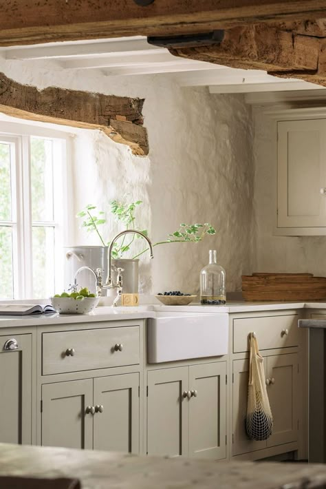 Una cocina de estilo rústico al detalle Kitchen Design Details, Rustic Cottage Kitchens, English Country Kitchen, Kitchen Country, Rustic Country Kitchens, Kitchen Styles, Devol Kitchens, Country Kitchen Designs, Shaker Style Kitchens