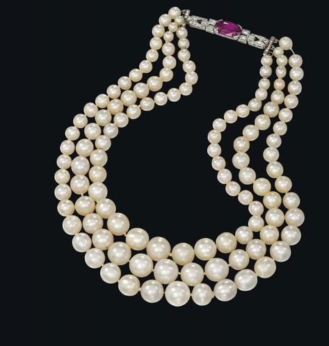 $1,064,000 Natural Pearl Necklace Highlights Christie’s London Sale ( jckonline.com ) #vintage #pearls #naturalpearls Saltwater Pearl Necklace, Bijoux Art Deco, Natural Pearl Necklace, Pearl Jewels, Long Pearl Necklaces, Saltwater Pearls, Natural Pearl, Freshwater Cultured Pearls, Vintage Pearls