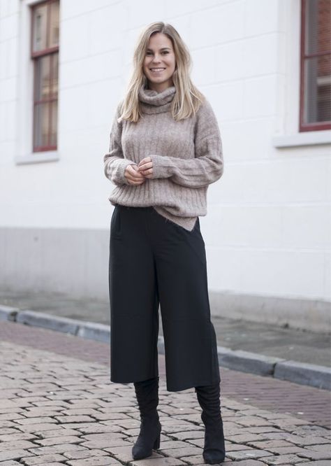 Mon-Sat Work Outfits For Winters! – That Chic Fashion – Ankita Jaiswal Black Culottes Outfit, Culotte Outfit, How To Wear Culottes, How To Style Culottes, Culottes Outfit, Outfit Otoño, Black Culottes, Culotte Style, Look Office