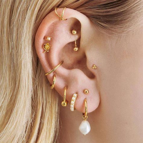 Inner Ear Piercing, Constellation Piercings, Types Of Ear Piercings, Ear Piercings Helix, Helix Ear, Cool Ear Piercings, Piercings For Girls, Ear Party, Buying An Engagement Ring