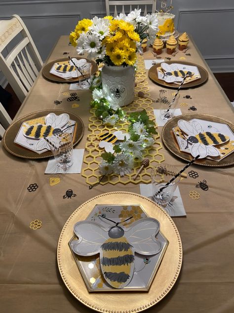 Bee Theme Party Table Decor, Bee Theme Table Setting, Bee Party Table Decor, Honey Table Decor, Bumble Bee Table Decorations, Honey Bee Centerpieces Table Decorations, Honey Bee Tablescape, Honey Bee Table Decor, Bee Centerpiece Ideas Diy