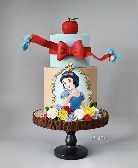 Snow White Cake, Princess Cakes, Snow White Birthday Party, White Birthday Cakes, Disney Princess Cake, Disney Birthday Cakes, Snow White Birthday, Princess Birthday Cake, Hand Painted Cakes