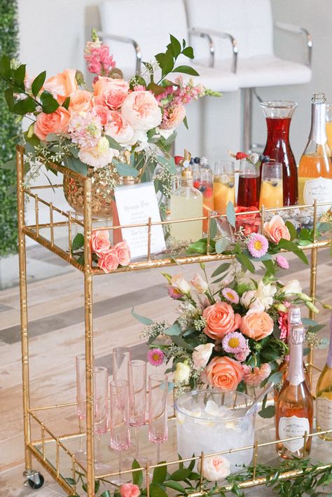 Center Piece Bridal Shower Flower, Bar Cart Party Drink Stations, Baby Shower Momosa Mimosa Bar, Fancy Mimosas, Momosa Mimosa Bar, Mimosa Bar Cart, Mimosa Bar Ideas, Mimosa Station, Bridal Shower Mimosa Bar