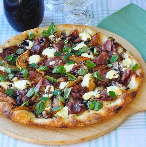 Caramelized Pear and Prosciutto Pizza Pizza night just keeps getting better and better at our house. This week we were inspired by Piatto, our favorite pizzeria here in St. John’s. My daughter’s favorite pizza there, which she orders every time, features caramelized pears, soft goat cheese and prosciutto ham. The combination is sweet and salty … Pear And Prosciutto, Prosciutto Pizza Recipes, Pear Prosciutto, Pear Pizza, Caramelized Pear, Prosciutto Pizza, Goat Cheese Pizza, Rock Recipes, Gourmet Pizza