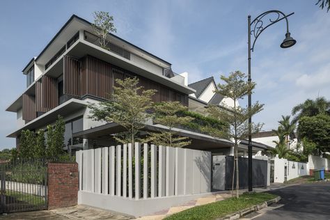 3 Storey Corner House Design, Corner House Facade, Corner Lot House Design, Bungalow Facade, 3 Storey House, Architecture 101, 3 Storey House Design, Modern Tropical House, Boundary Wall