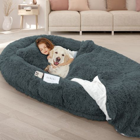 ¡¾OVERSIZE HUMAN DOG BED¡¿ 71''x45''x12'' Size Large dog bed is upgraded and remodeled on the basic concept of ordinary small dog bed, aiming to create a more comfortable space for humans and dogs to get along with each other. Package includes: 1*blanket, 1*pillow, 1* strap, 1*Instructions. Oversized Dog Bed, Velcí Psi, Giant Dog Beds, Human Dog Bed, Extra Large Dog Bed, Faux Fur Bedding, Human Dog, Donut Cat, Fur Bedding