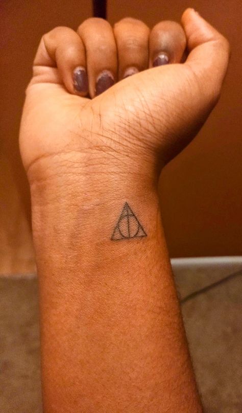 Harry Potter Deathly Hallows Tattoo Simple Harry Potter Tattoo, Harry Potter Deathly Hallows Tattoo, Harry Potter Triangle, Always Harry Potter Tattoo, Hallows Tattoo, Cute Henna Tattoos, J Tattoo, Sisters Tattoo, Potter Tattoo