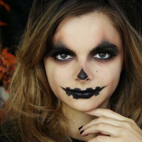 Jack-o'-lantern Halloween makeup Halloween Makeup For Kids, Maquillage Halloween Simple, Halloween Makeup Tutorial Easy, Pumpkin People, Makeup Clown, Makeup Zombie, Meme Costume, Halloween Makeup Clown, Halloween Make-up Looks