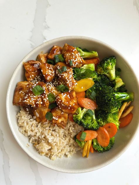 Healthy Chicken Plate, Chicken Stir Fry Bowl, Yummy Food Chicken, Healthy Recipes Bowls, Dinner Recipes Rice Bowls, Healthy Nourish Bowls, Healthy Teriyaki Chicken Bowl, Healthy Lunch Bowl Ideas, Teriyaki Chicken Poke Bowl