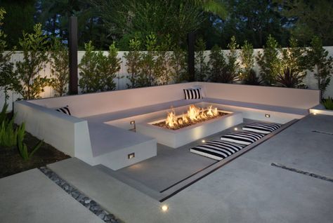 Concrete Sitting Area Outdoor Seating, Modern Fire Pit Seating, Modern Garden Fireplace, Exterior Fireplace Ideas, Outdoor Rectangle Fire Pit Ideas, Built In Backyard Seating, Modern Outdoor Patio Ideas Luxury, Modern Fire Pit Area, No Patio Backyard Ideas