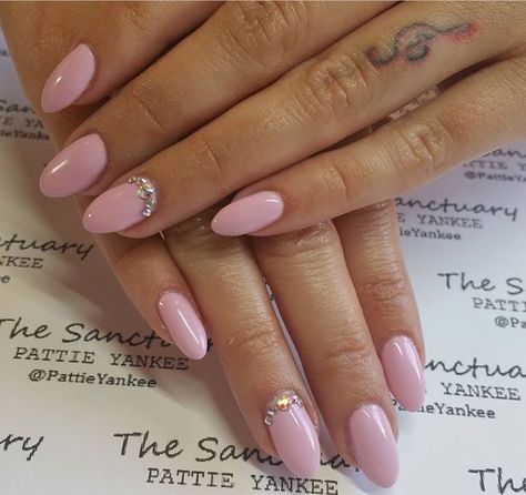 Pink Nails With Stones, Light Pink Nails With Gems, Pink Nails With Crystals, Light Pink Nails With Rhinestones, Pink Jewel Nails, Pink Crystal Nails, Pearl Pink Nails, Pink Nails With Diamonds, Pink Nails With Gems