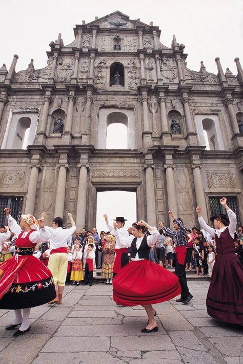 Portugal (Portuguese) Folk Dance - because we wouldn't be known as “life and coffee” if we didn't love a little Portuguese tradition. Portuguese Culture, Dance Like No One Is Watching, People Dancing, Traditional Dance, Exotic Fashion, European Culture, Folk Dresses, Folk Dance, Southern Europe