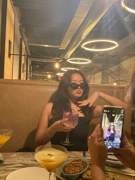 Girl posing at camera cool poses with sunglasses cute outfit photoshoot Birthday Poses For Instagram At Restaurant, Restaurant Photo Poses, Cafe Birthday Photoshoot, Birthday Poses At Restaurant, Poses At Restaurant Table, Poses At Restaurant, Out To Eat Pictures, Cute Restaurant Pics, Birthday Photoshoot Ideas In Cafe