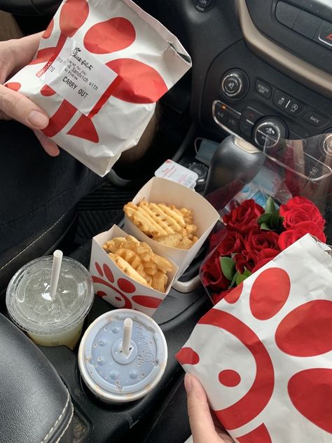 Chickfila Valentines Day, Chic Fil A Aesthetic, Chick Fil A Aesthetic, Fast Food Date, Sleepover Food, Yummy Comfort Food, Lunch Date, Food Goals, Chick Fil A