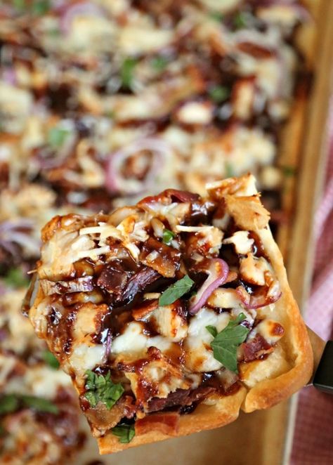 BBQ Chicken Bacon Pizza - Mom Endeavors Jerk Pizza, Chicken Bacon Pizza, Pizza In The Air Fryer, Easy Taco Pizza, Bbq Chicken Pizza Recipe, Kale Pizza, Homemade Dough Recipe, Easy Bbq Chicken, Chicken Pizza Recipes