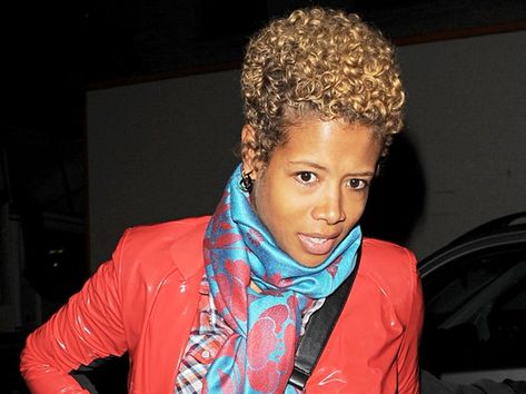 Love the way Kelis wears her hair she know what color is right  and what curl is right. I like the fact that she is not scared to try anything. Go Kelis! Kelis Short Hair, Kelis Hair, Sassy Hairstyles, Curly Weave, Twa Hairstyles, Natural Hair Cuts, Boy Cut, Tapered Hair, Shorter Hair